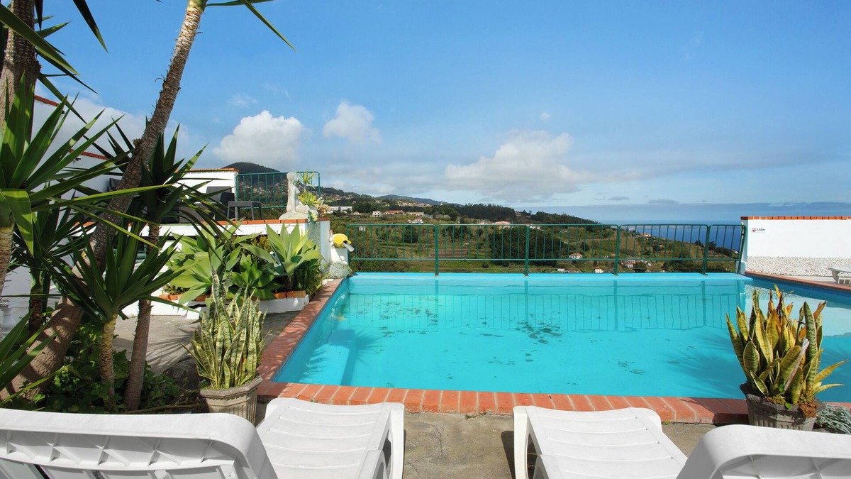 Canico House | Holiday Home 'Chalet Inmountain T2 Private' with Sea View, Shared Pool and Wi-Fi
