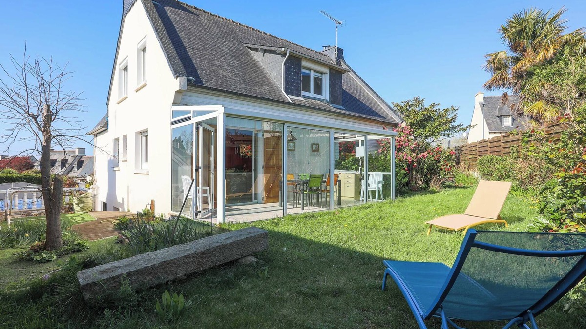 Plerin House | Holiday Home 'Charmante Maison' with Terrace, Private Garden and Wi-Fi