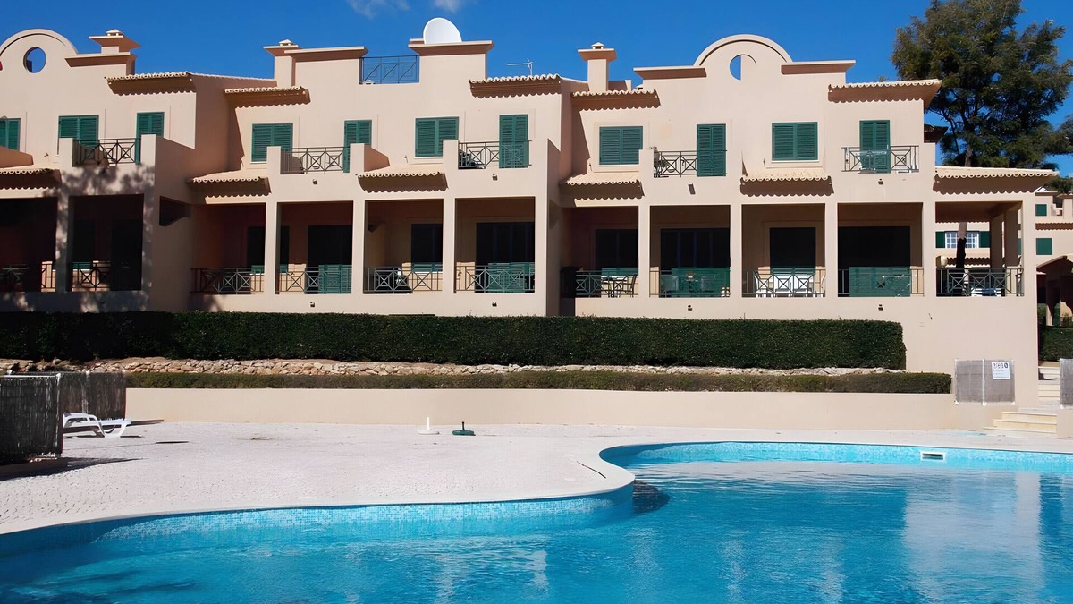 Santa Eulalia House | Holiday Home 'Charming Albufeira' with Shared Pool, Wi-Fi and Air Conditioning
