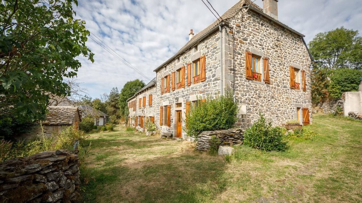 Valuejols House | Holiday Home 'Chez Félicie' with Private Terrace and Shared Garden
