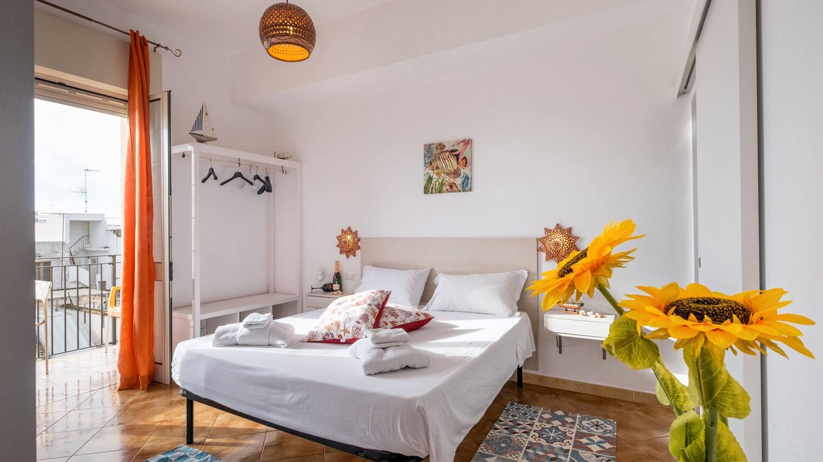 Province of Lecce Apartment | Holiday Home 'Corallo Luxury Room Controvento' with Sea View, Wi-Fi and Air Conditioning