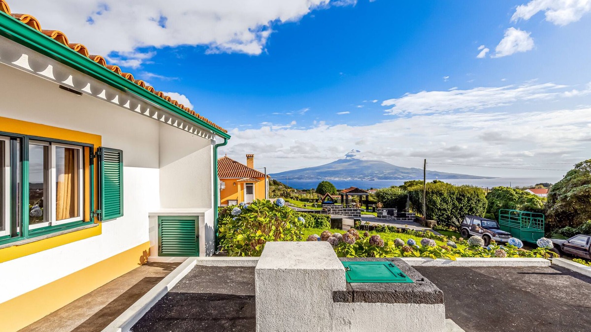 Horta House | Holiday Home 'Da Boa Vista' with Sea View and Wi-Fi