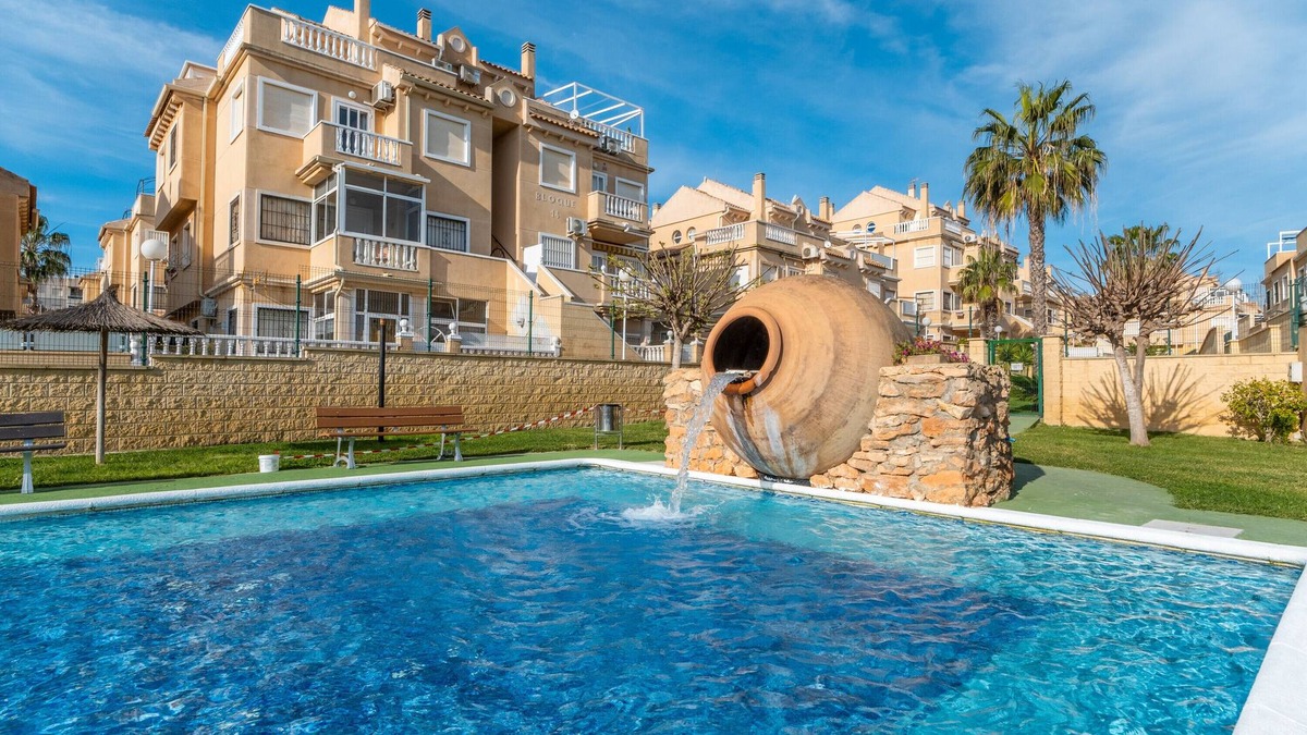 Torrevieja House | Holiday Home 'De Espãna' with Shared Pool, Wi-Fi and Air Conditioning