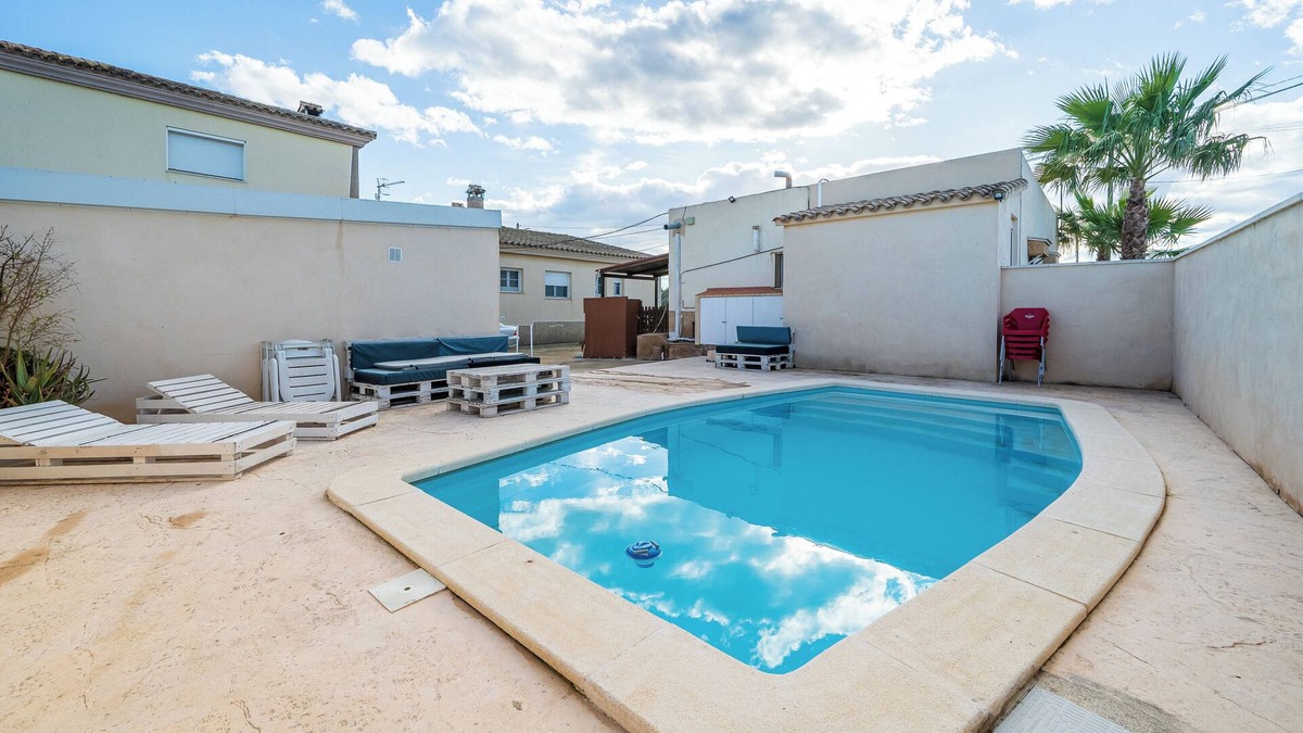 El Ligallo del Ganguil House | Holiday Home "de l'avi" with Pool, Garden & Wi-Fi