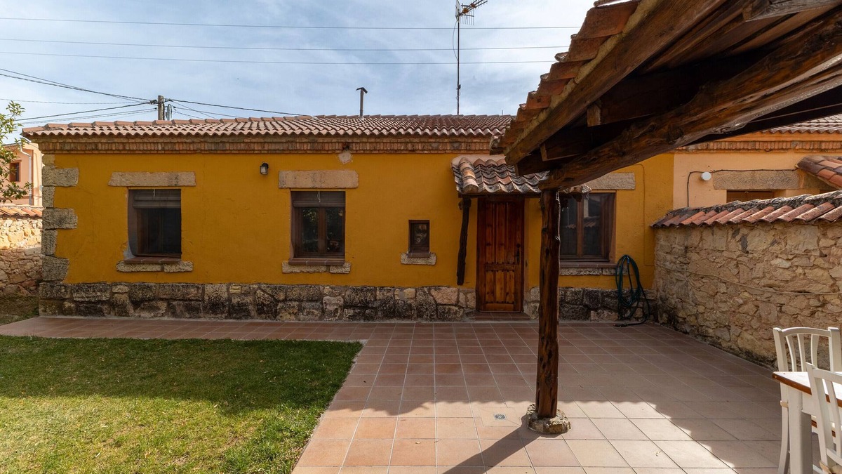 El Arenal House | Holiday Home 'De Los Maestros' with Private Garden and Wi-Fi