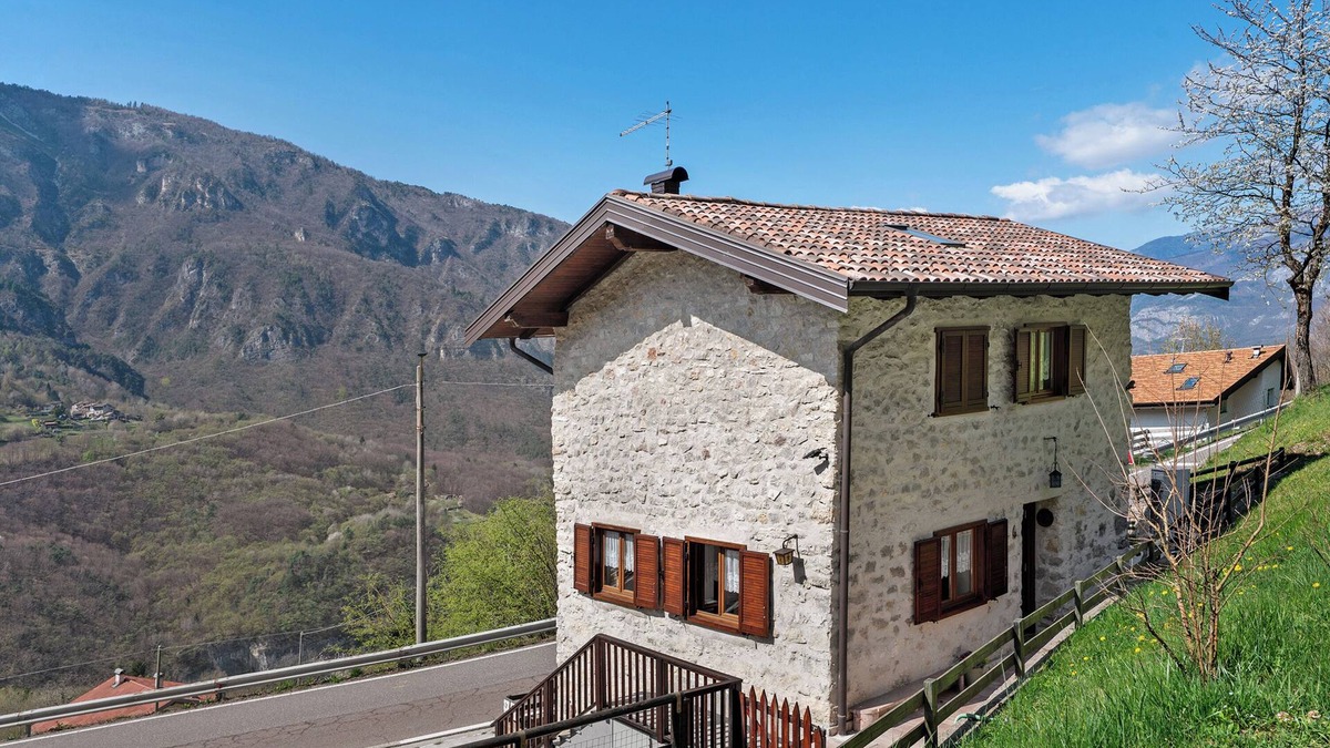 Folgaria House | Holiday Home 'Della Melania' with Mountain View and Pool