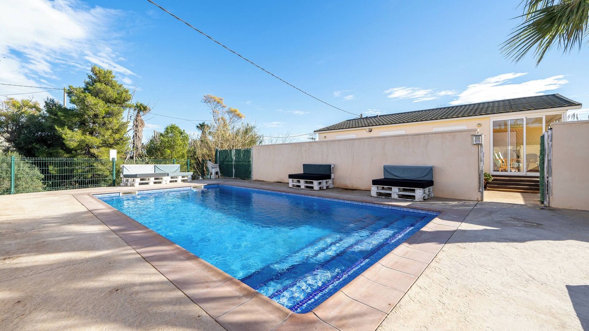 El Ligallo del Ganguil House | Holiday Home "Delta" with Shared Pool, Garden & Wi-Fi