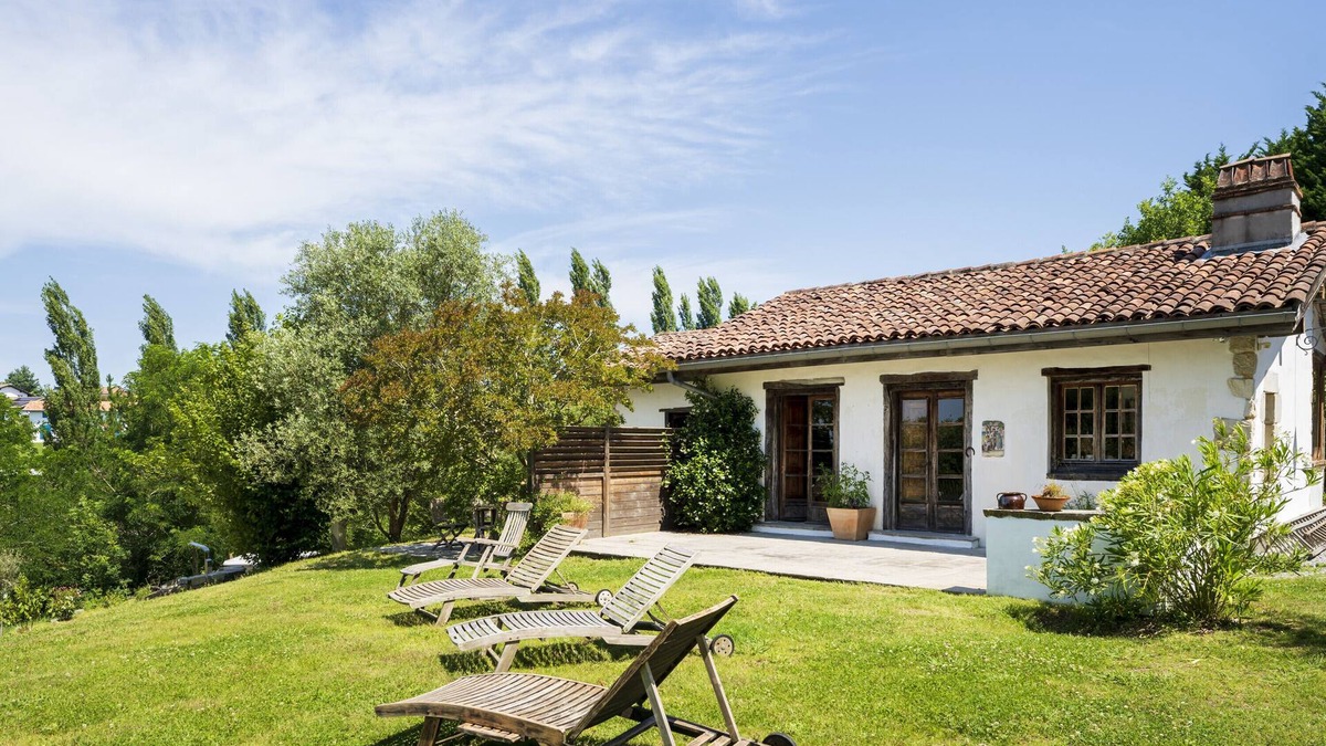 Arcangues House | Holiday Home 'Dependance Avec Jacuzzi' with Terrace, Garden and Wi-Fi