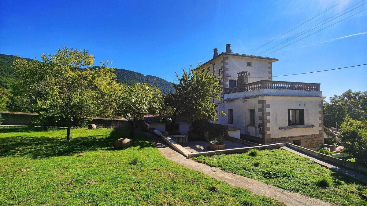 Piedralaves House | Holiday Home 'El Rozado' with Mountain Views, Private Terrace and Wi-Fi