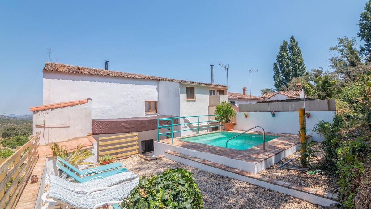 Calabazares House | Holiday Home 'Casa Rural La Trastienda' with Mountain View, Private Pool and Wi-Fi