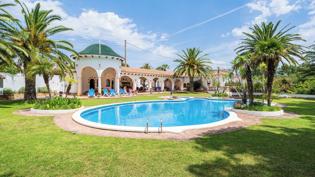 Miami Platja Villa | Holiday home for families with swimming pool, tennis court & many other facilities