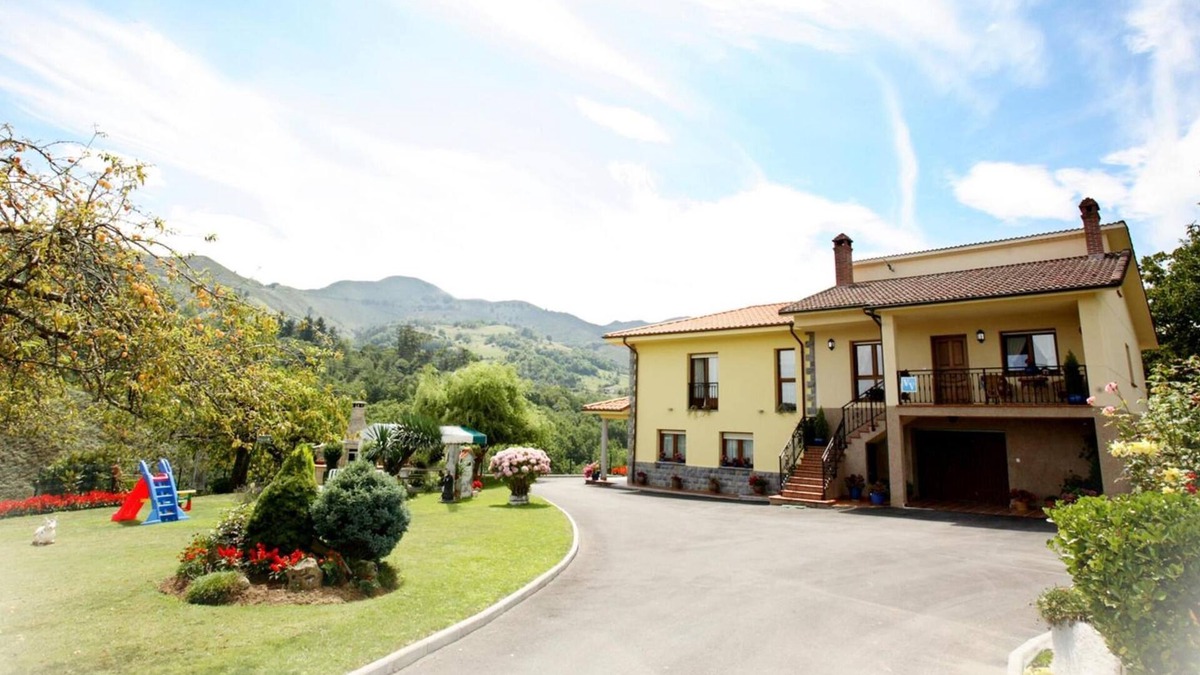 San Juan de Parres House | Holiday Home 'Supereda' with Mountain View, Private Terrace and Wi-Fi