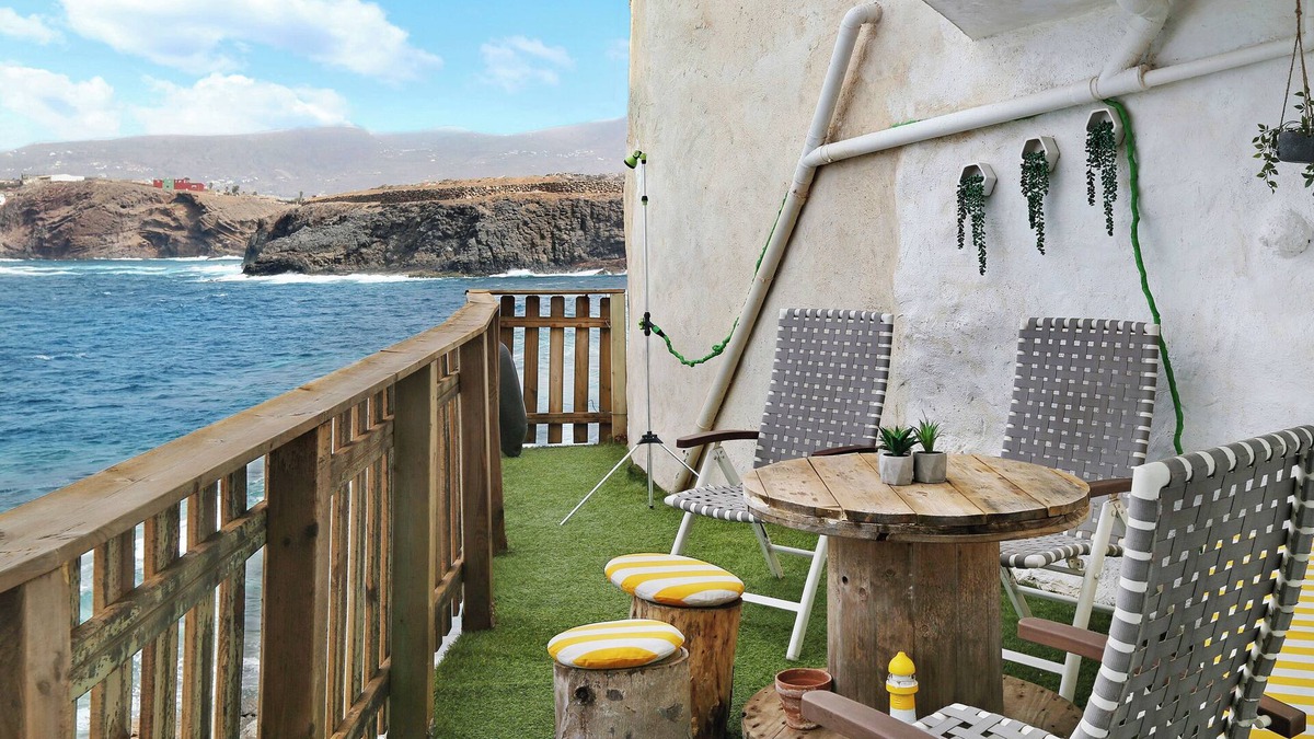Galdar House | Holiday Home Blekys House on a Cliff with Sea View, Terrace & Wi-Fi