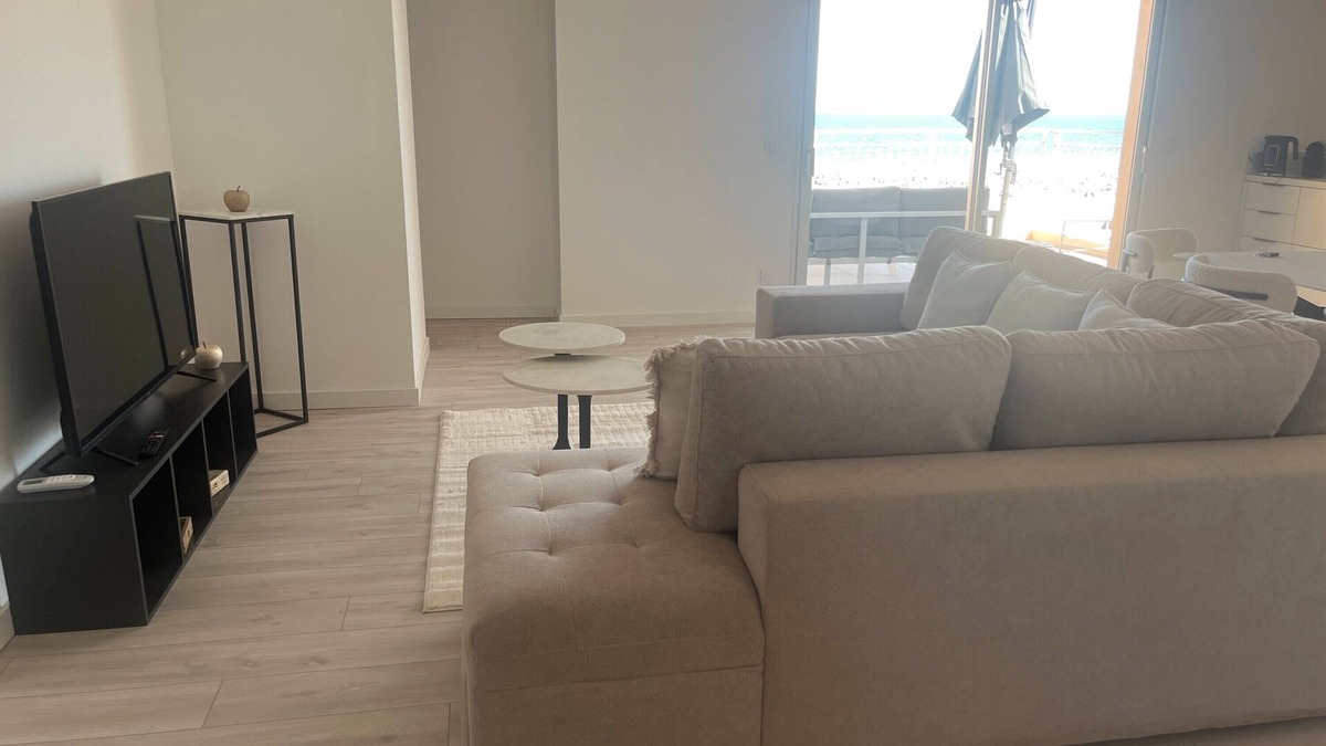 Port-la-Nouvelle House | Holiday Home 'Face À La Mer 3' with Sea View, Private Terrace and Air Conditioning