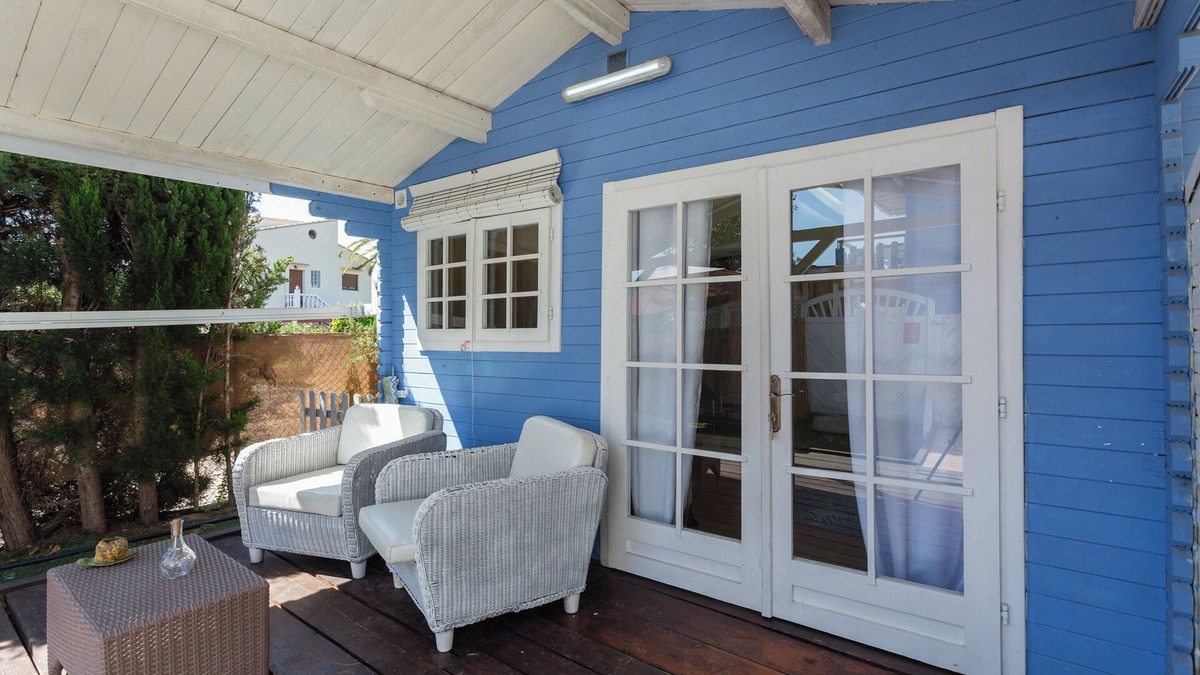 Oliva House | Holiday Home 'Fama' with Shared Pool, Private Terrace and Wi-Fi