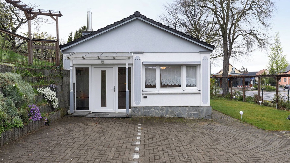 Werder House | Holiday Home 'Ferienhaus Günther' with Private Terrace and Shared Garden