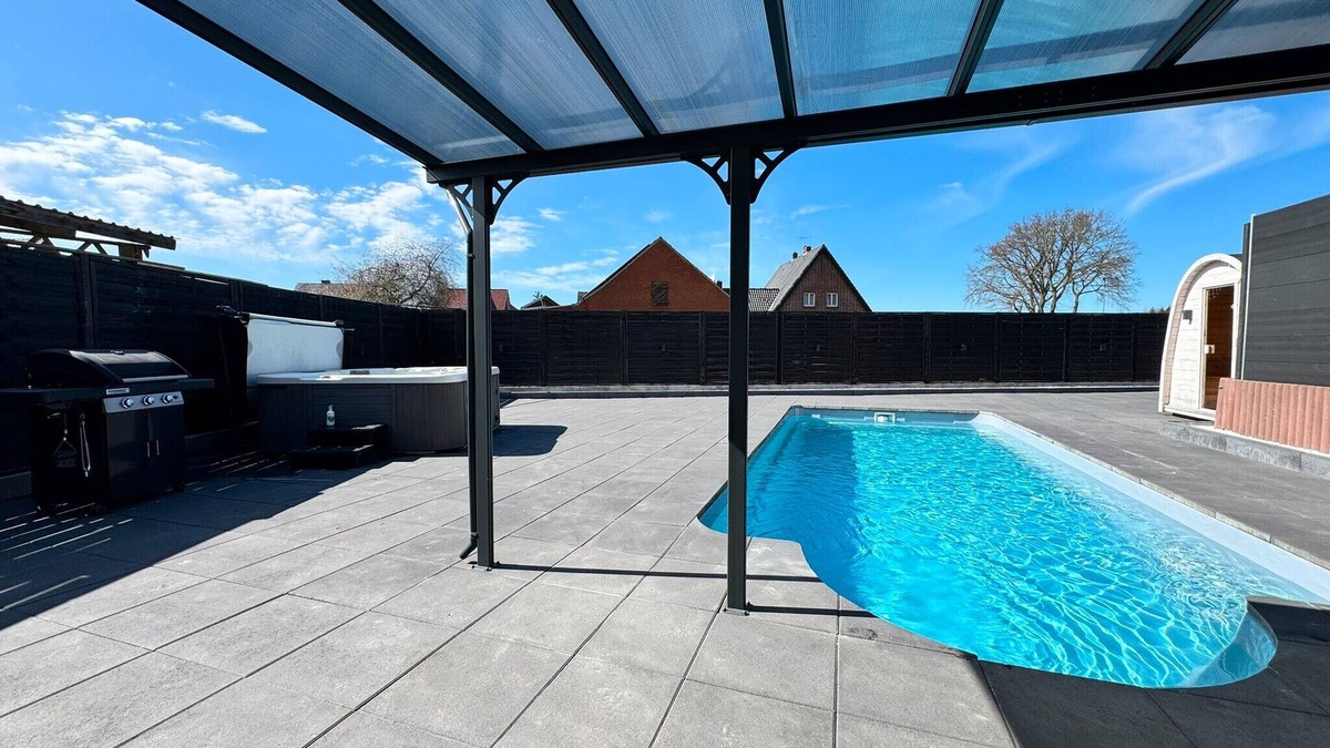 Neuborger House | Holiday Home 'Fewo Neubörger Wellness' with Private Pool, Wi-Fi and Air Conditioning