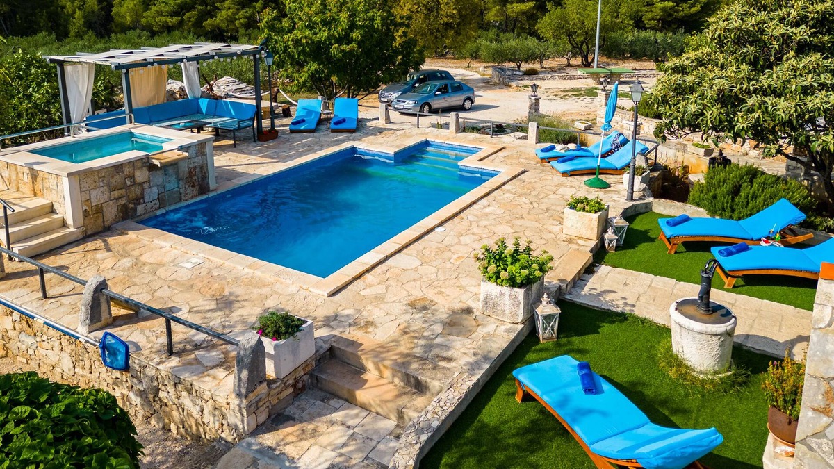 Supetar Villa | Holiday home for 7 guests, with a pool, golf, countryside by the sea