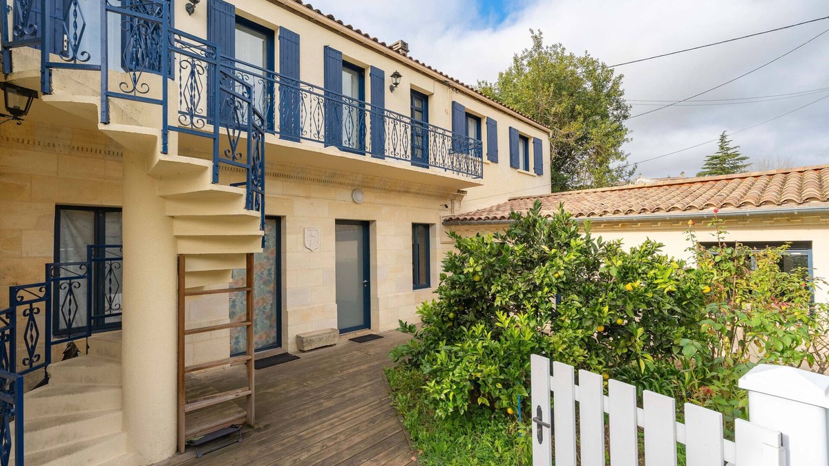 Bourg-sur-Gironde House | Holiday Home 'Le Tertre Camillac' with Private Garden, Balcony and Wi-Fi