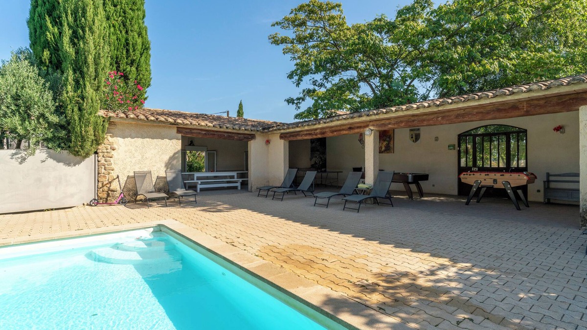 Camaret-sur-Aigues House | Holiday Home 'Grand Gîte De Tante Berthe' with Mountain View, Shared Pool and Wi-Fi