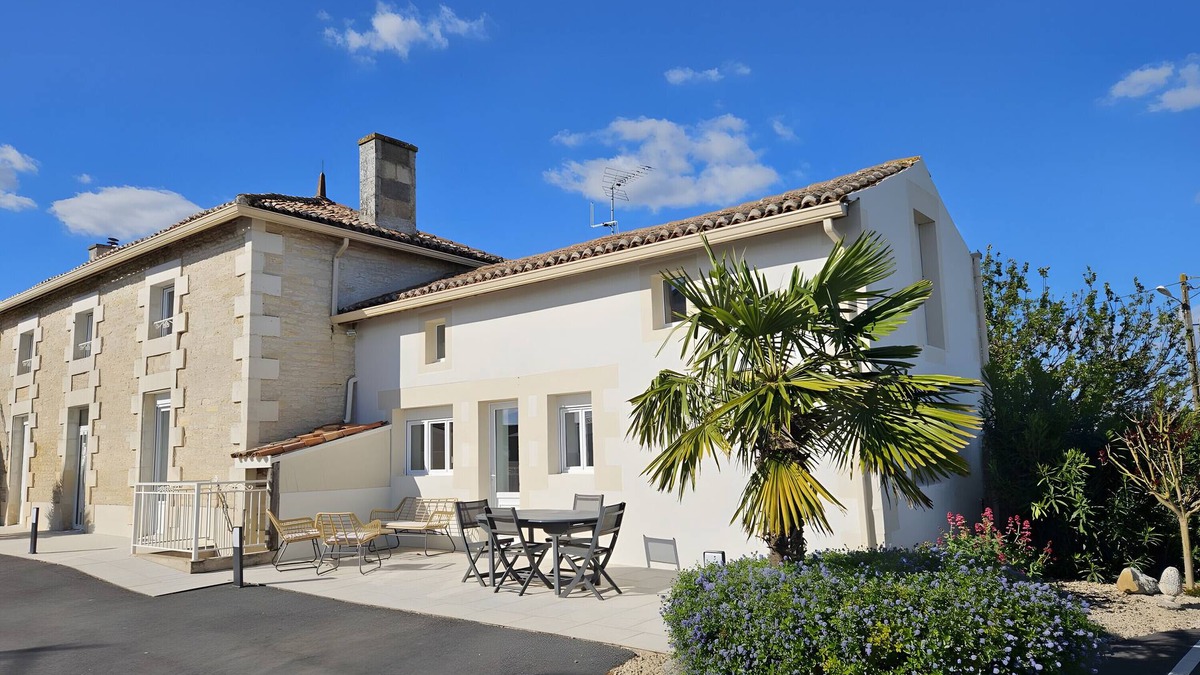 Neuville-de-Poitou House | Holiday Home La Gloriette