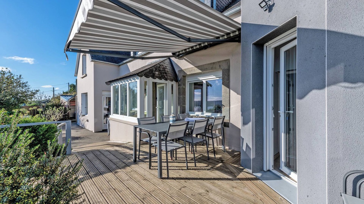 Hopital-Camfrout House | Holiday Home 'Grande Maison Familiale - Sea View' with Private Garden and Wi-Fi