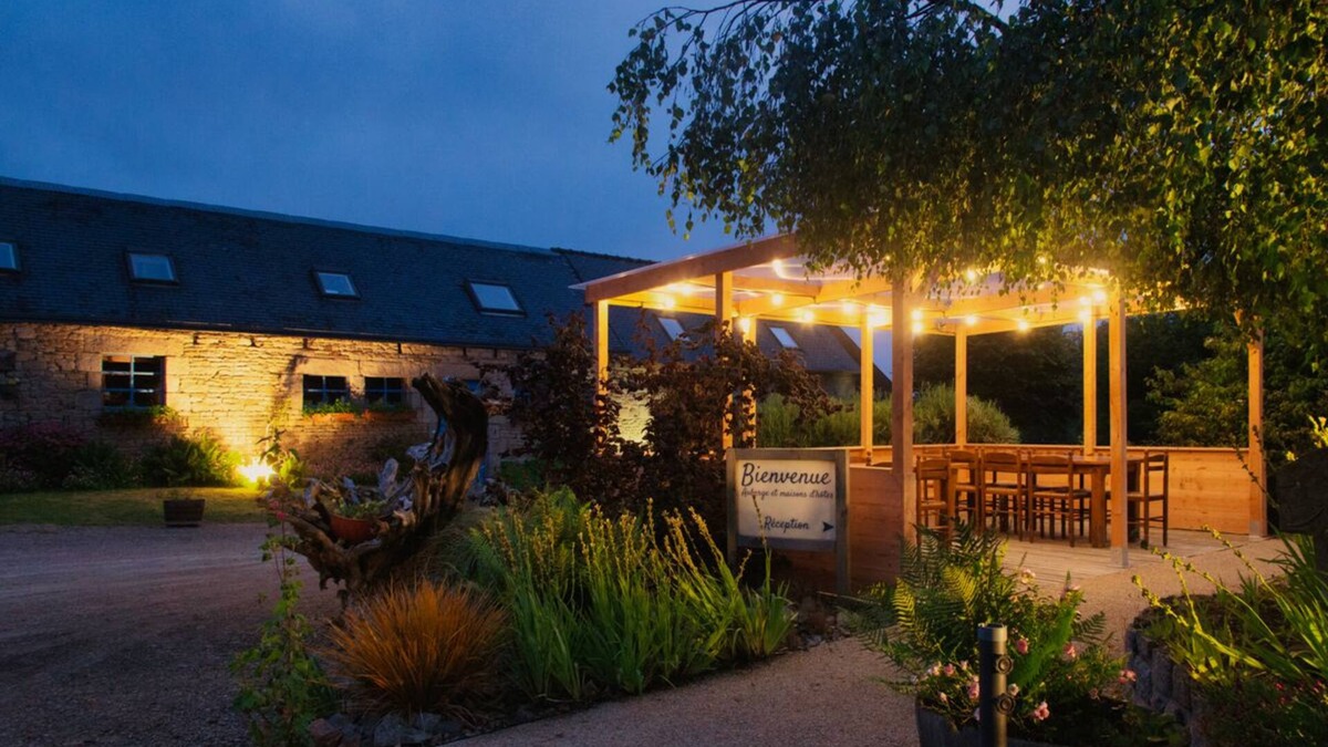 Le Ponthou Villa | Holiday Home 'Gite 12 Pers À 15kms De La Plage' with Private Garden and Wi-Fi