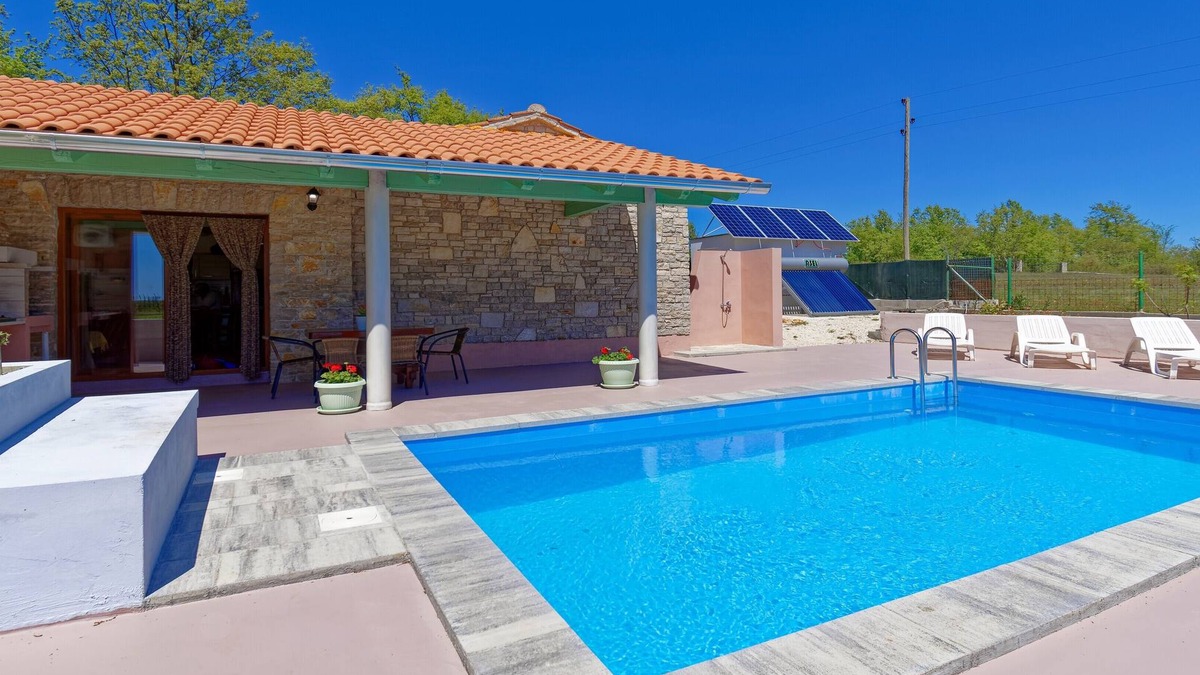 Laginji House | Holiday Home Gimino - Two Bedroom Holiday Home with Pool
