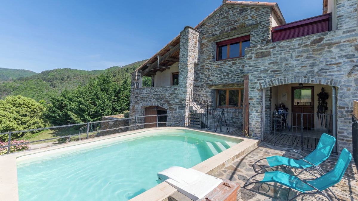 Malbosc House | Holiday Home 'Gite Des Ressources' with Mountain View, Shared Pool and Wi-Fi