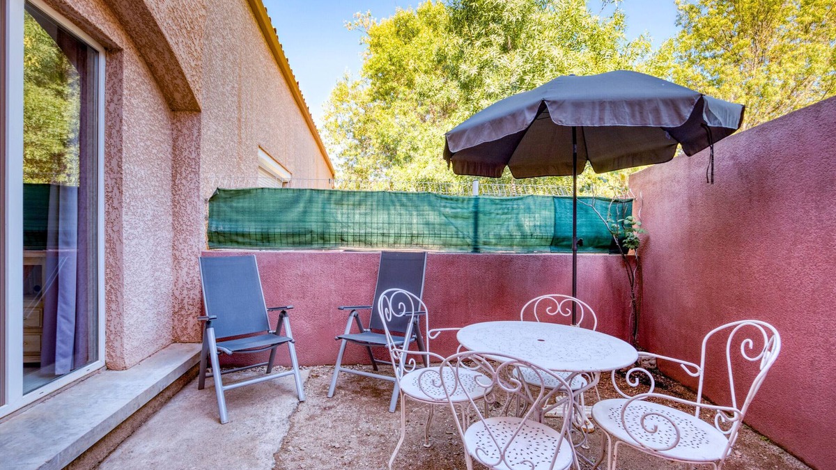 Le Bosc House | Holiday Home 'Gîte Duplex Cour Proche Lac Salagou' with Private Garden and Wi-Fi