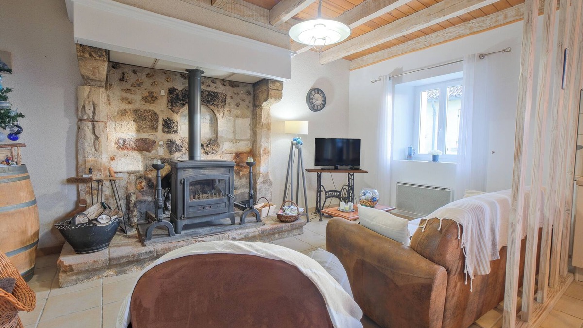 Allemans House | Holiday Home 'Gîte Le Moutat-La Cave' with Private Garden