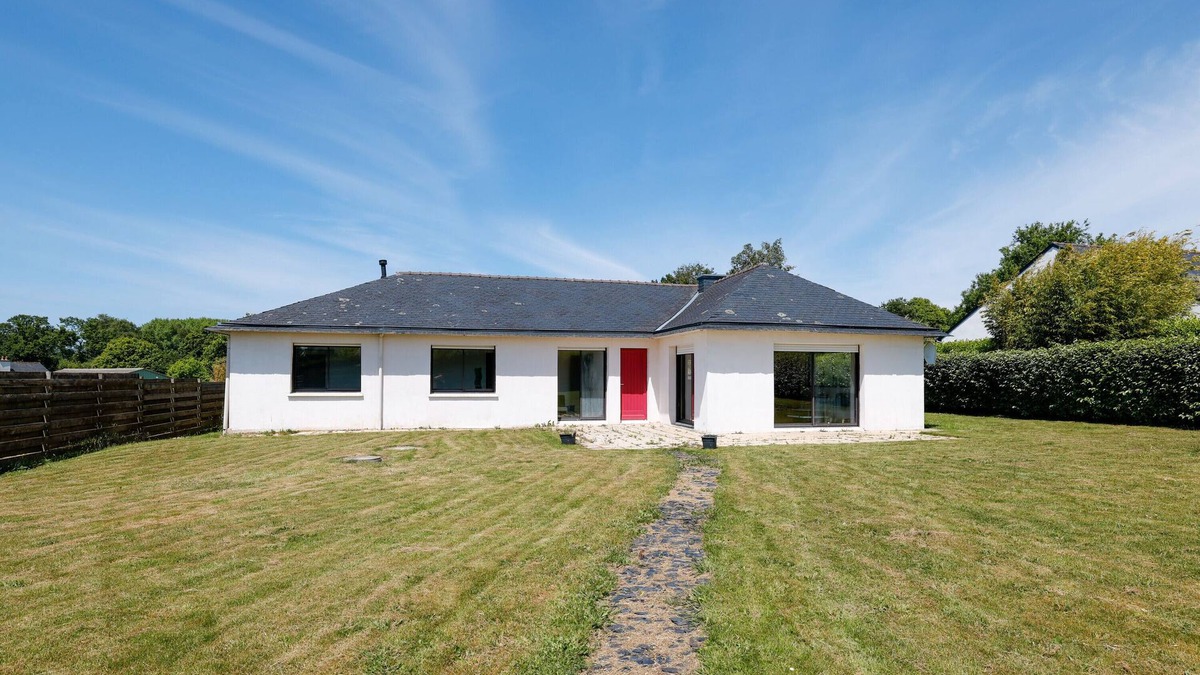 Garlan House | Holiday Home 'Grande Maison Familiale Proche Gr34' with Private Terrace and Private Garden