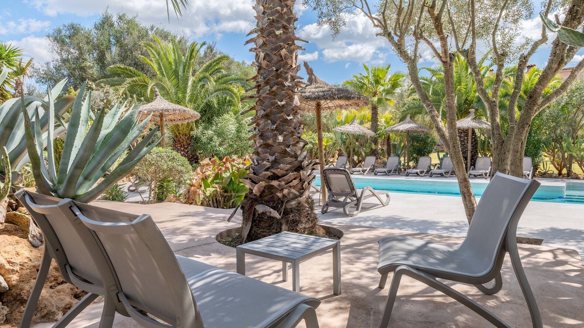 Costitx House | Holiday Home 'Groc' with Mountain View, Shared Pool and Wi-Fi