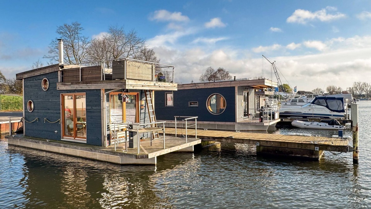 Moorfleet House | Holiday Home 'Hausboot Irene Mit Kamin - Doveelbe' with Lake View, Private Terrace and Wi-Fi