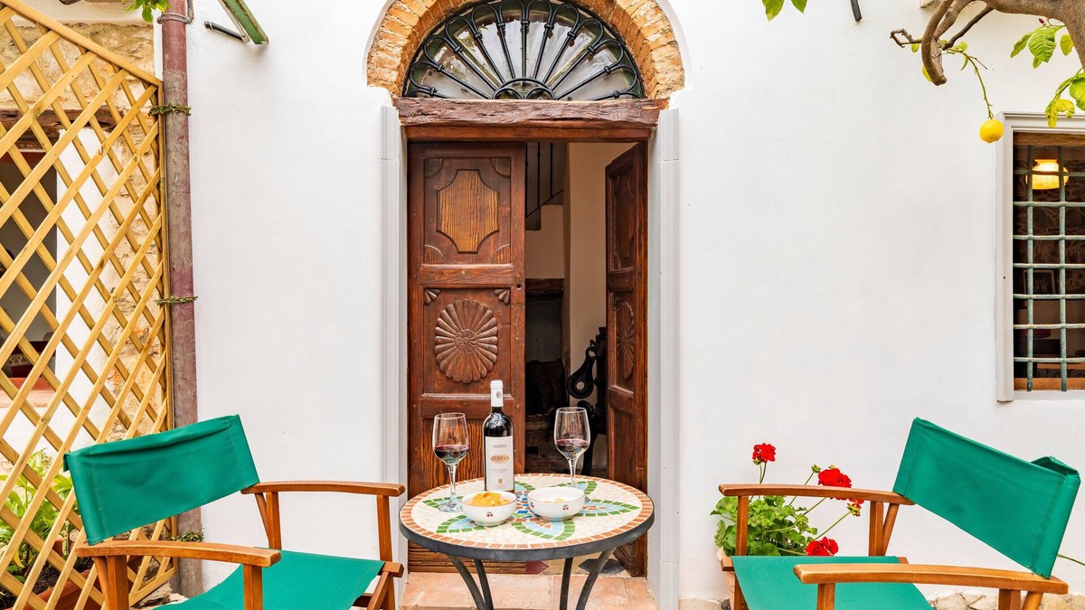 Baunei House | Holiday Home 'Il Borgo - Casa Ottocentesca' with Mountain View, Private Terrace and Wi-Fi