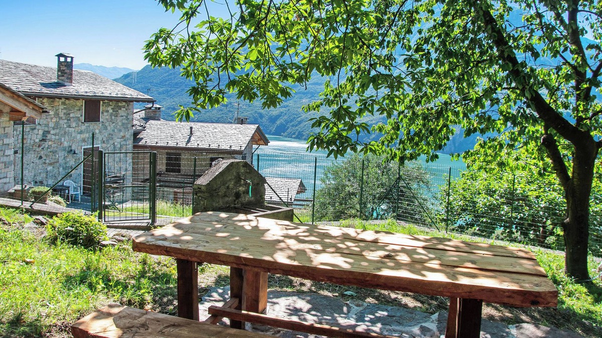Verceia House | Holiday Home Il ciliegio sul lago with Lake View, Terrace & Garden