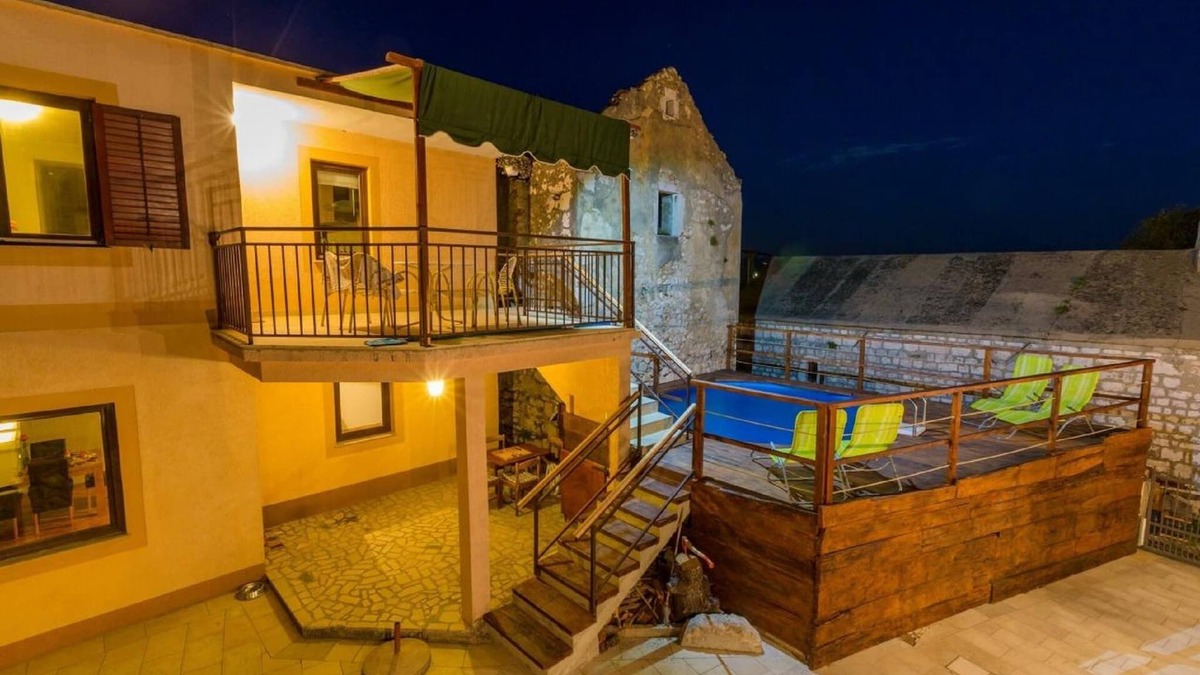 Bribir House | Holiday Home in Birbir near Beach & Pool