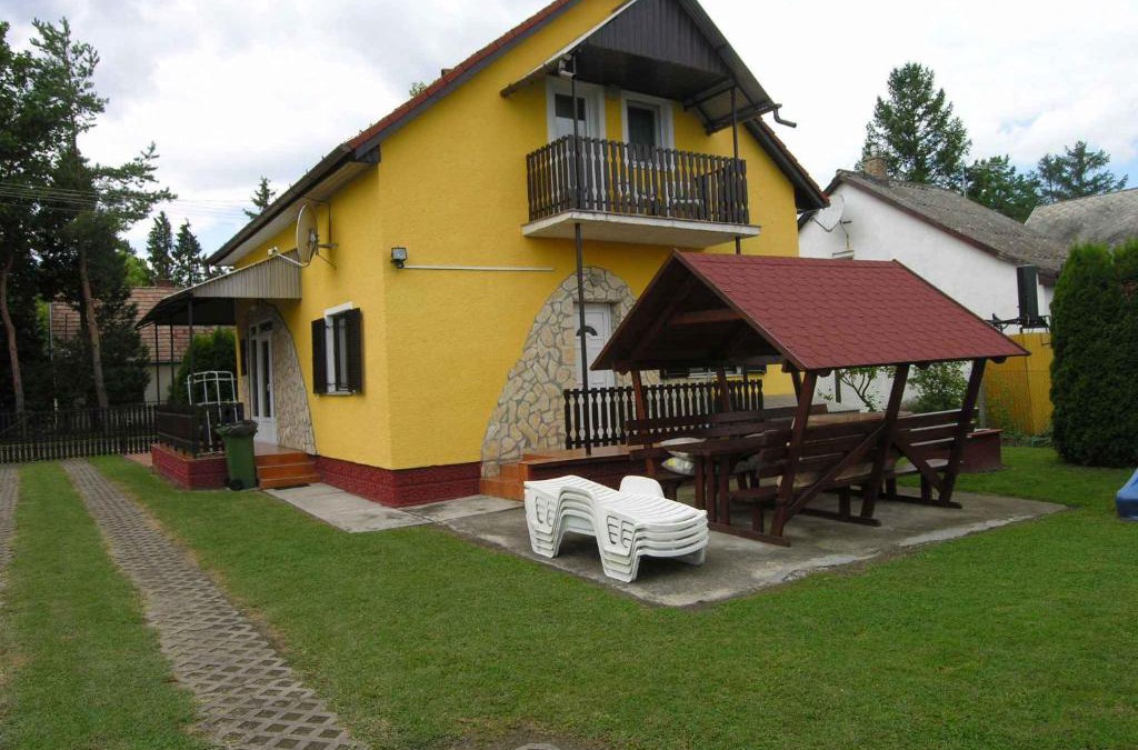 Balatonkeresztur House | Holiday home in Balatonmariafürdo 19426
