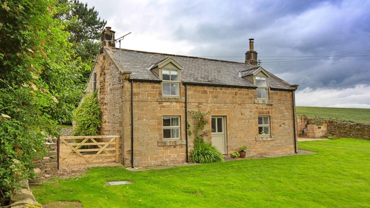 Hallington Cottage | Holiday Home in UK with Private Garden