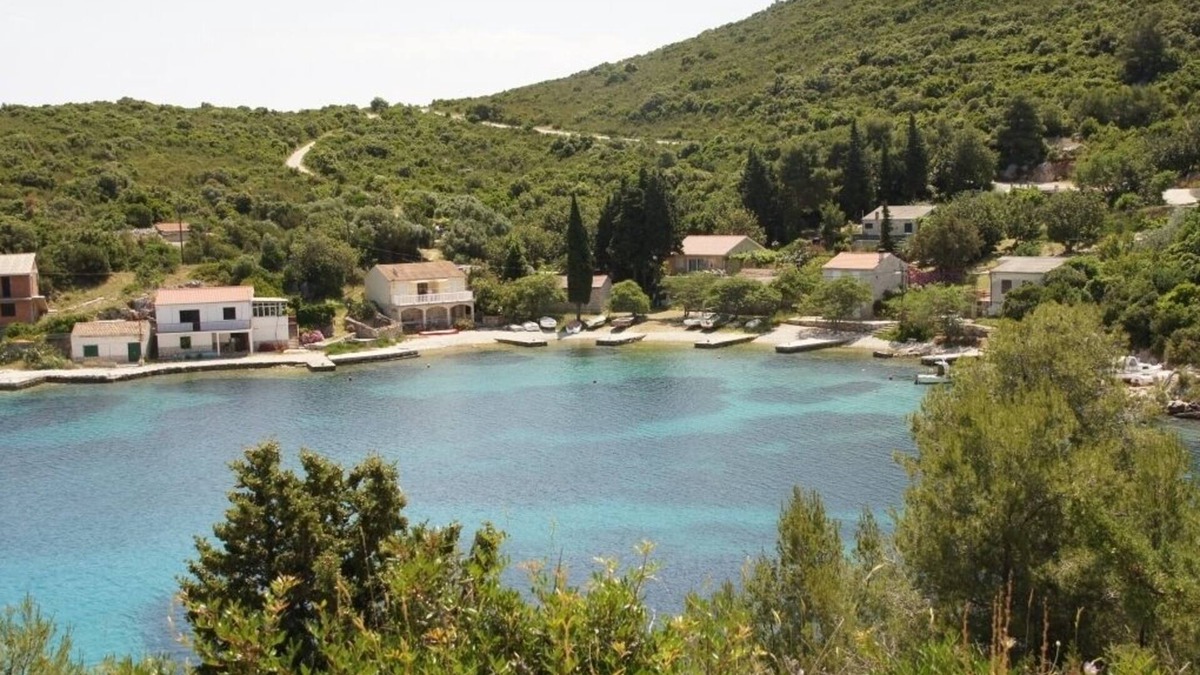 Cove Rogacic House | Holiday Home in Vis with Terrace, Air condition, Dishwasher (139-1)