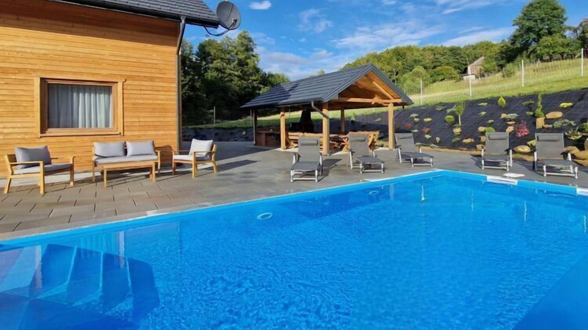 gmina Iwierzyce House | Holiday Home in Wiśniowa with Pool and Forest