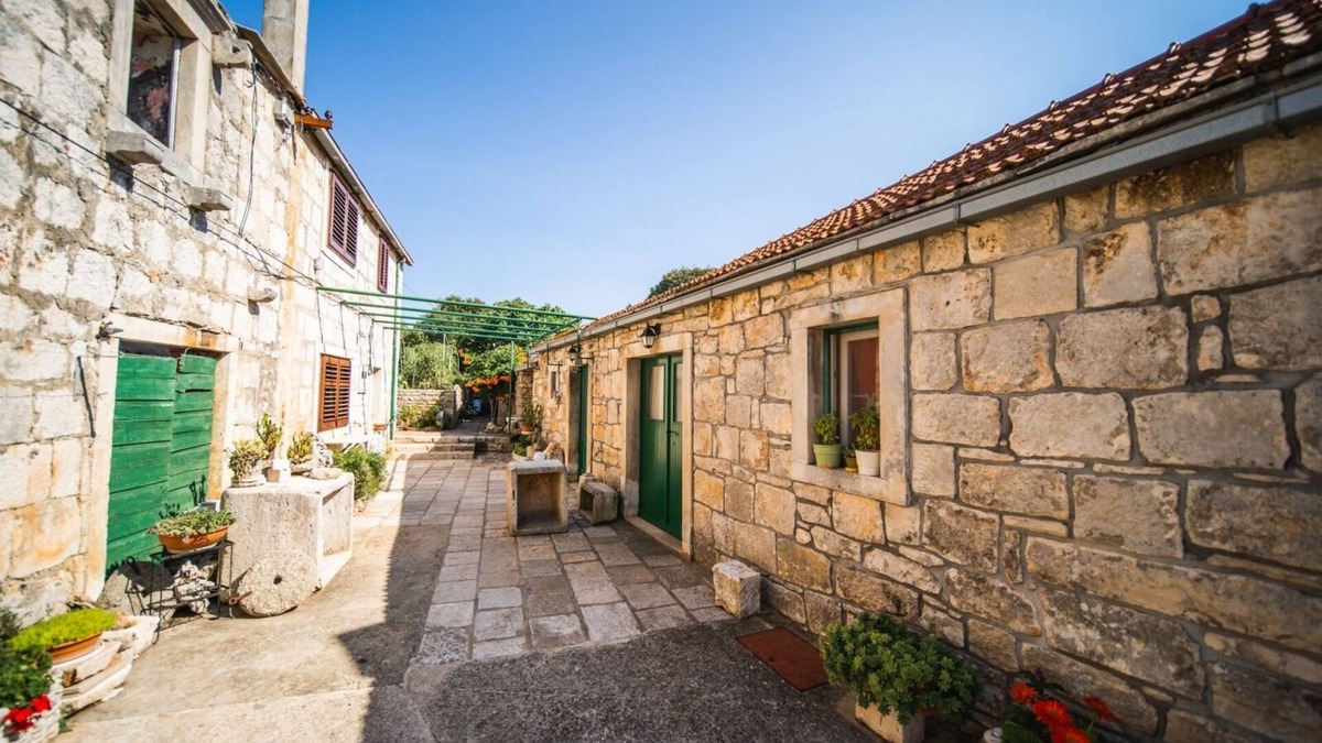 Zrnovo House | Holiday Home in Žrnovo with Terrace, Air condition, WIFI (3709-2)