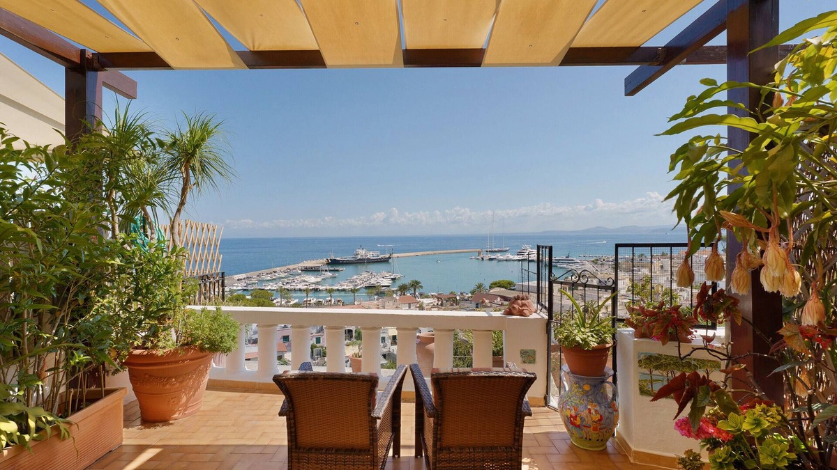 Casamicciola Terme House | Holiday Home 'Villino Dei Fiori' with Sea View, Wi-Fi and Air Conditioning