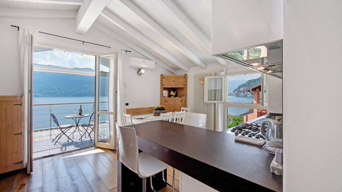Olcio House | Holiday Home 'Scrigno Sul Lago' with Lake View, Wi-Fi and Air Conditioning