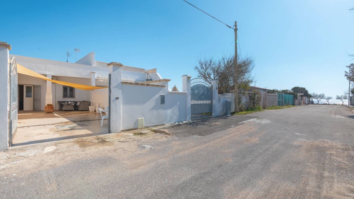 Punta Prosciutto Villa | Holiday home with veranda and parking near the sandy beach of Punta Prosciutto