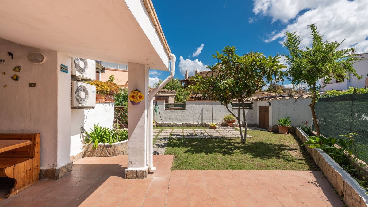 Capitana House | Holiday Home "Casa Marisol" on the Beach with Garden, Terrace & Wi-Fi
