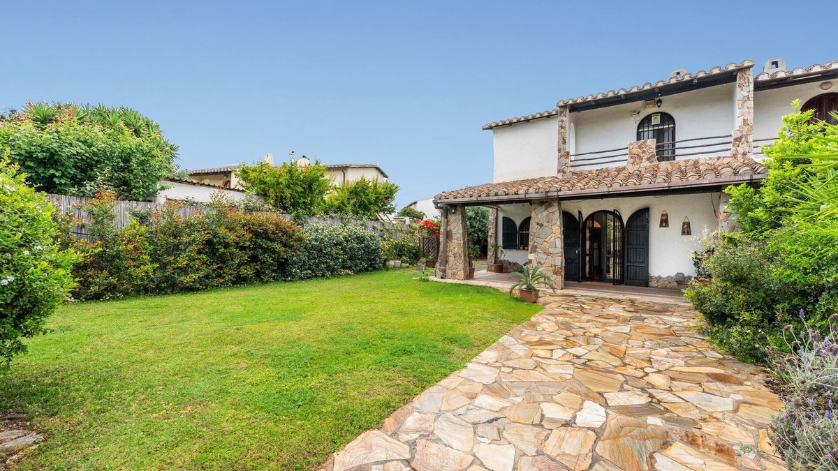 Quartu Sant'Elena House | Holiday Home 'Stella' with Private Terrace, Private Garden and Wi-Fi