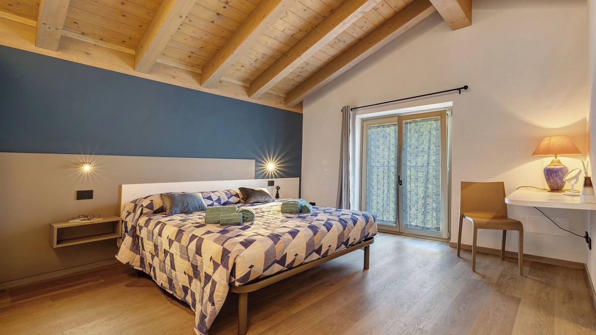 Tremosine House | Holiday Home 'Appartamento Indaco' with Mountain View, Private Terrace and Wi-Fi