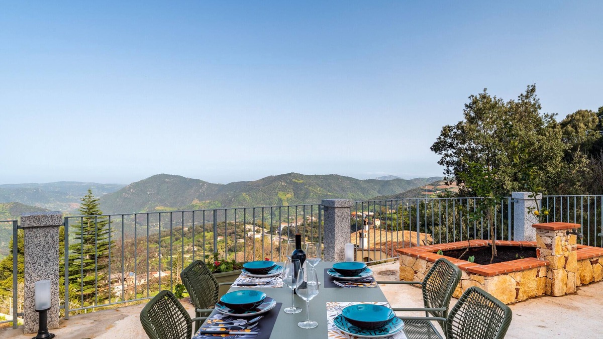 Jerzu House | Holiday Home 'Jerzu S’essia De Su Santu 1' with Sea View, Wi-Fi and Air Conditioning