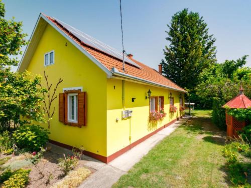 Balatonfenyves House | Holiday Home Julia by Interhome